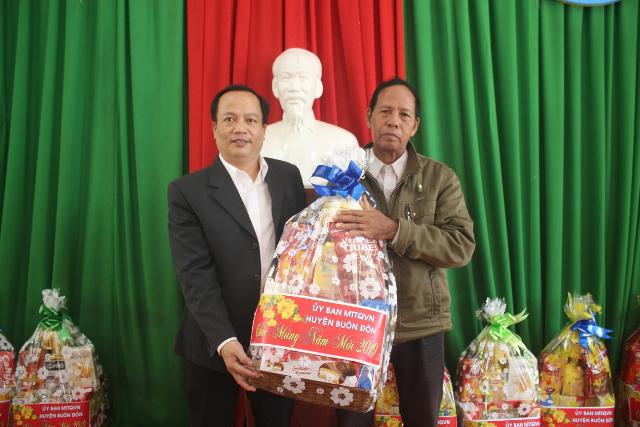 UBMTTQVN huyện Buôn Đôn: Tặng quà Tết cho người có uy tín và hộ đặc biệt khó khăn