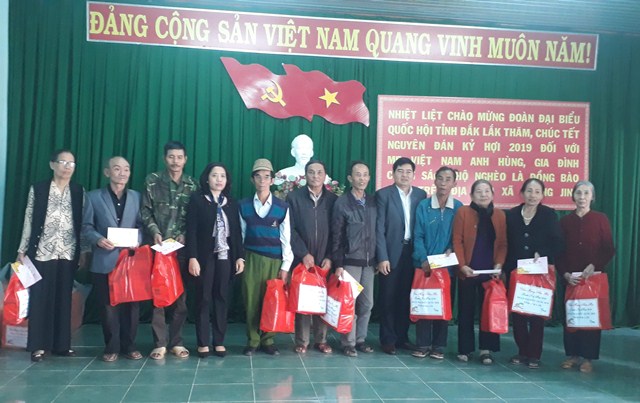 Đoàn đại biểu Quốc hội tỉnh Đắk Lắk thăm, chúc Tết và tặng quà Mẹ Việt Nam Anh hùng, gia đình chính sách, hộ nghèo tại huyện M’Đrắk