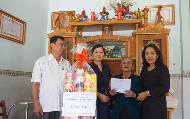 Sở GD& ĐT thăm hỏi, chúc Tết Mẹ Việt Nam Anh hùng