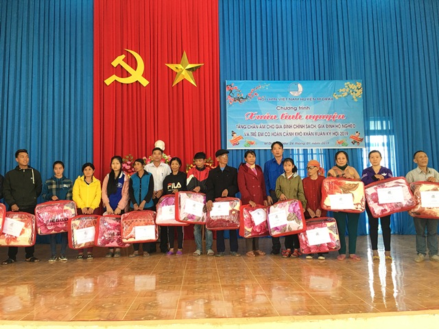 Huyện M'Đrắk nhiều hoạt động chăm lo cho học sinh nghèo vui Xuân, đón Tết.