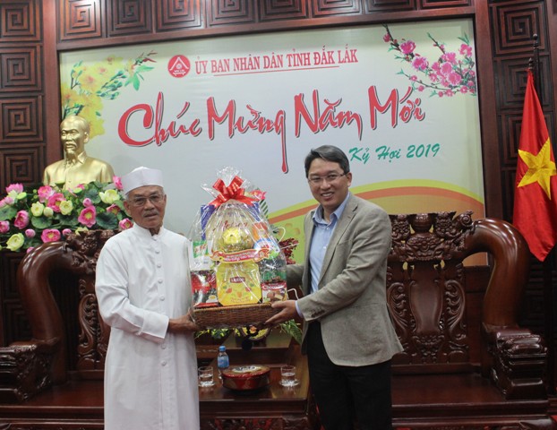 Đoàn chức sắc Hội thánh Truyền giáo Cao Đài chúc tết UBND tỉnh