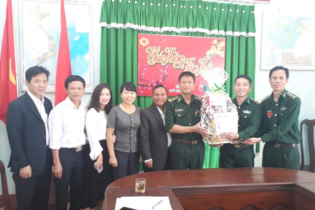 Huyện M'đrắk đi thăm, chúc tết Đồn biên phòng Ia Rvê