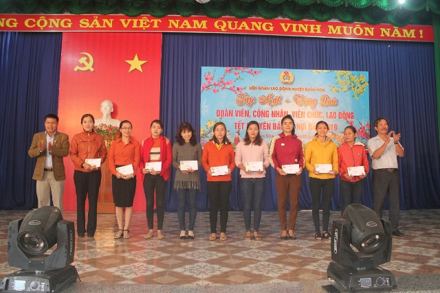 Liên đoàn Lao động huyện Buôn Đôn: Gặp mặt, tặng quà Tết cho công chức, viên chức, lao động