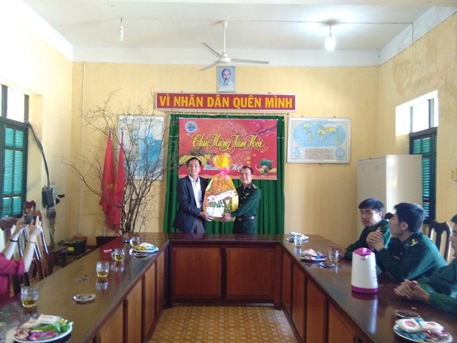 Huyện Cư Kuin thăm, tặng quà và chúc Tết Đồn Biên phòng 749 nhân dịp Tết Nguyên đán 2019