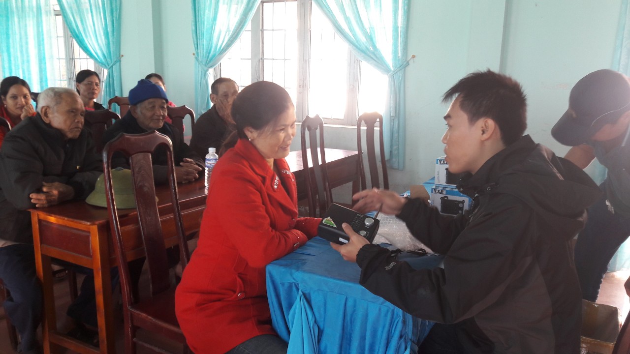 Cấp phát Radio và phương tiện tác nghiệp thuộc Chương trình mục tiêu quốc gia Giảm nghèo về thông tin năm 2018 tại huyện M’Đrắk.