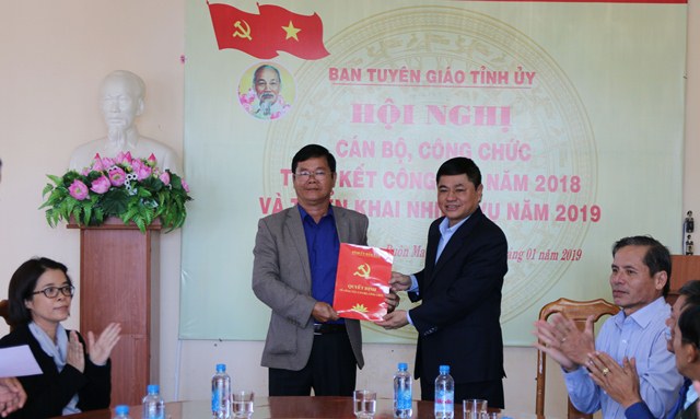 Trao Quyết định bổ nhiệm Phó trưởng Ban Tuyên giáo Tỉnh ủy