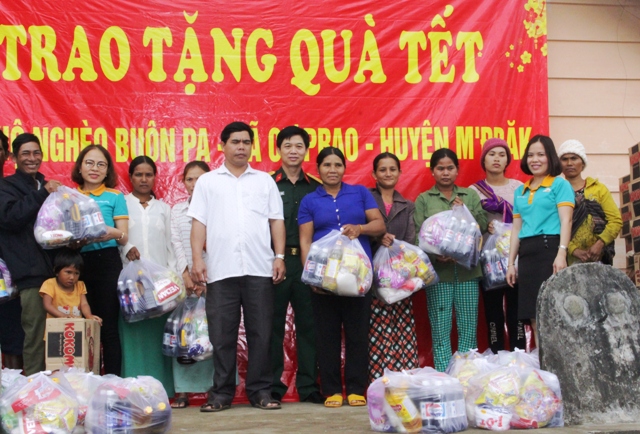 Viettel Đắk  Lắk trao quà Tết cho hộ nghèo buôn Pa, xã Cư Prao, huyện M’đrắk
