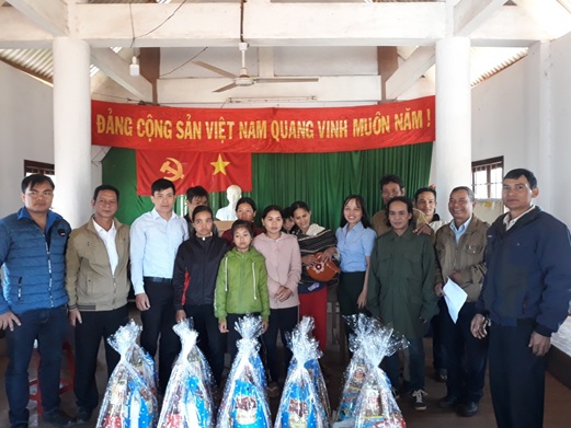 Trường Trung cấp Luật Buôn Ma Thuột tổ chức thăm và tặng quà Tết cho người nghèo