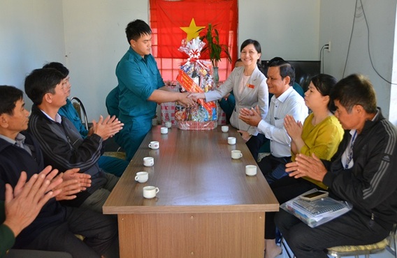 Thành ủy Buôn Ma Thuột thăm, tặng quà nhân dịp Tết Nguyên đán Kỷ Hợi 2019