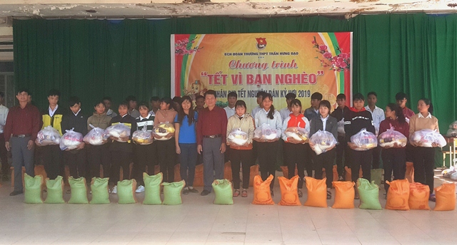 Trường THPT Trần Hưng Đạo tổ chức Chương trình:  “Tết vì bạn nghèo”