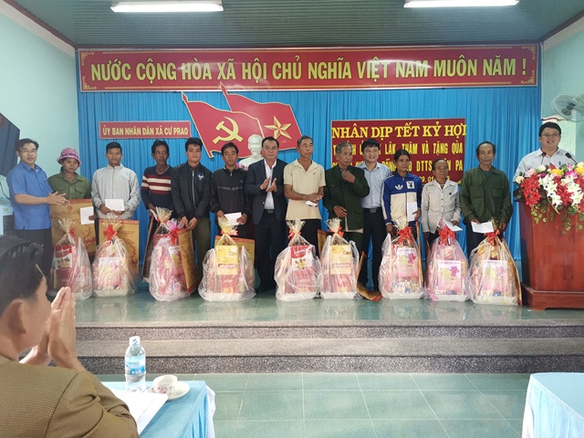 Bí thư Tỉnh ủy Đắk Lắk thăm, tặng quà các gia đình khó khăn buôn Pa, xã Cư Prao