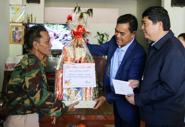 Lãnh đạo tỉnh thăm, chúc Tết các đơn vị và gia đình chính sách