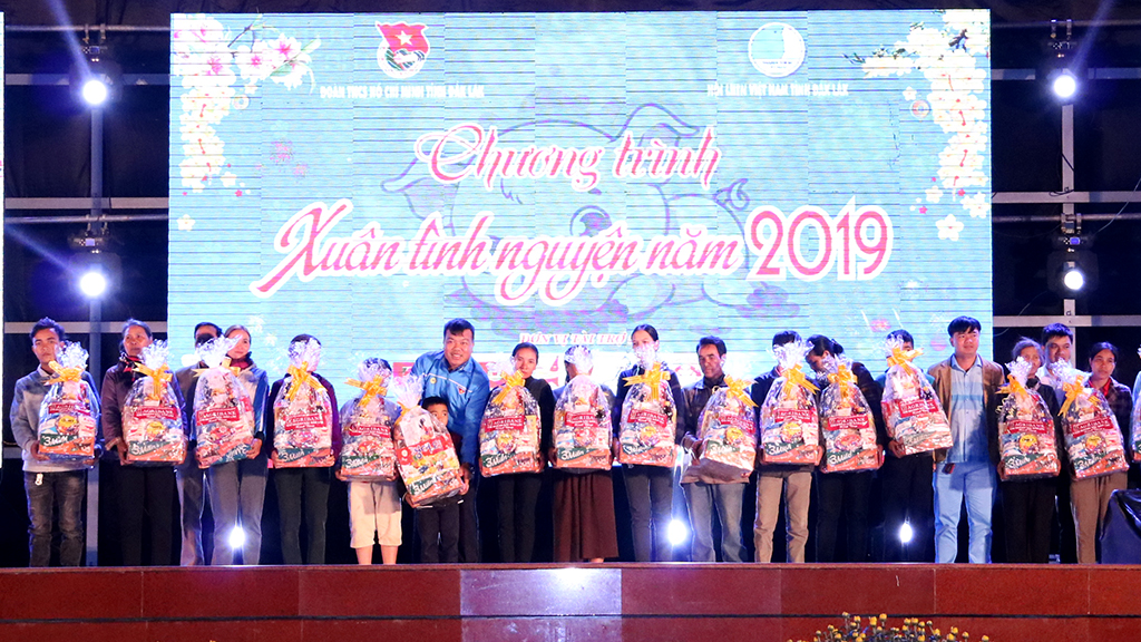 Tặng 150 suất quà cho các hộ gia đình chính sách, các em thiếu nhi nghèo vượt khó tại huyện Cư M’gar