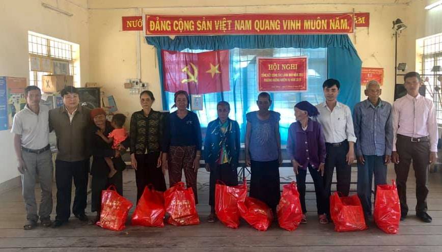 Sở TT&TT thăm và tặng quà buôn kết nghĩa M’Liêng