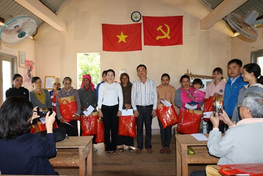 Tặng quà Tết 2019 cho buôn kết nghĩa