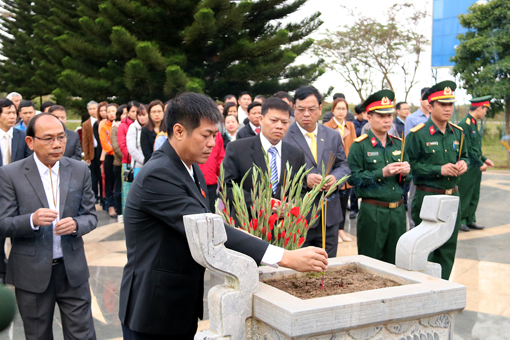 Viếng Đài tưởng niệm các liệt sỹ Giao bưu – Thông tin liên lạc Tây Nguyên