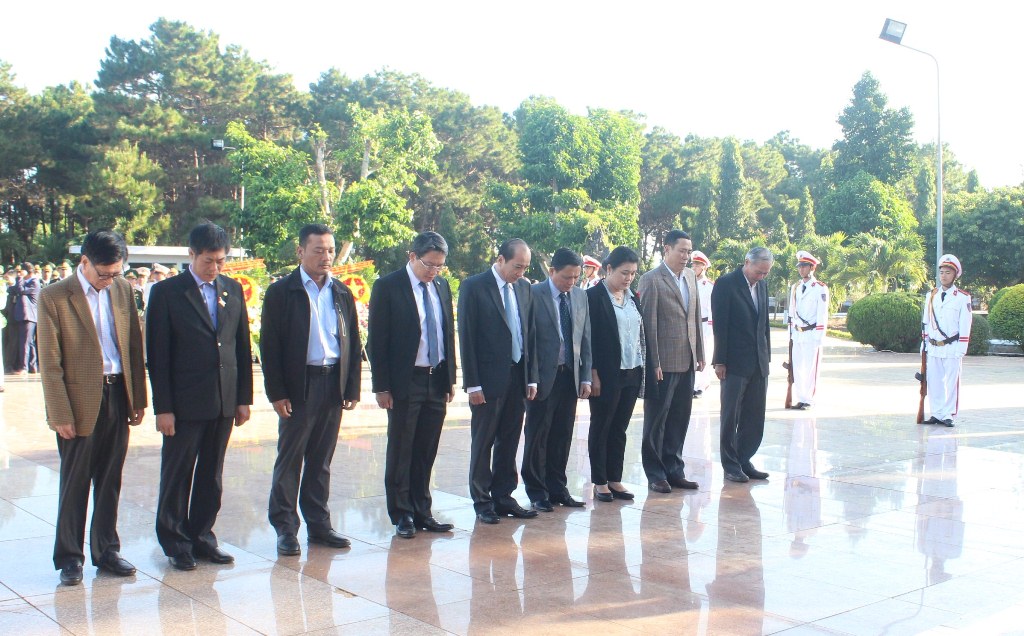 Lãnh đạo tỉnh viếng Nghĩa trang liệt sỹ nhân dịp Tết Nguyên đán Kỷ Hợi 2019