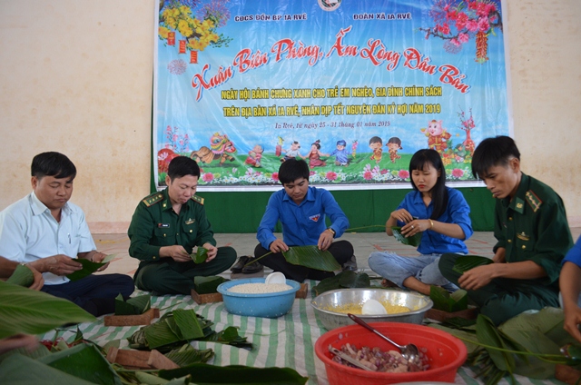 Gần 5.000 chiếc bánh chưng xanh và hàng trăm suất quà tặng các gia đình chính sách, các hộ nghèo ở vùng biên Đắk Lắk