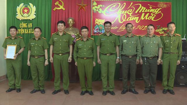 Trao thư khen và thưởng nóng Công an huyện Ea H’Leo