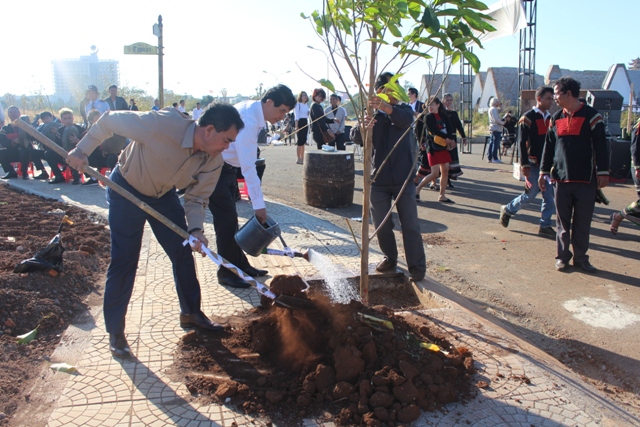 Provincial leaders attend the 2019 Lunar New Year tree-planting festival at the World Coffee Museum