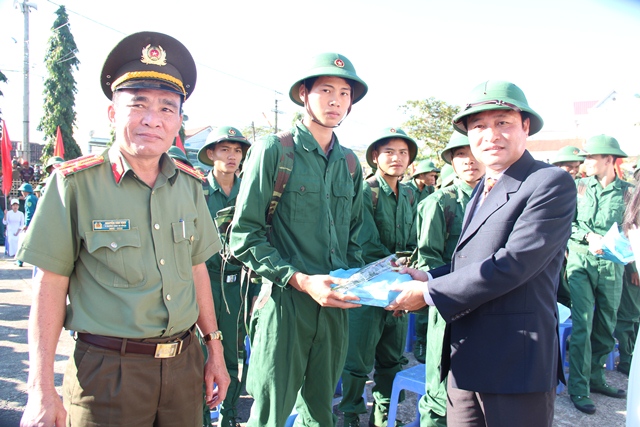 Huyện M’Đrắk: 140 thanh niên ưu tú lên đường thực hiện nghĩa vụ quân sự