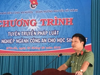 Gần 300 học sinh THPT huyện M'Đrắk được tuyên truyền pháp luật và hướng nghiệp ngành công an