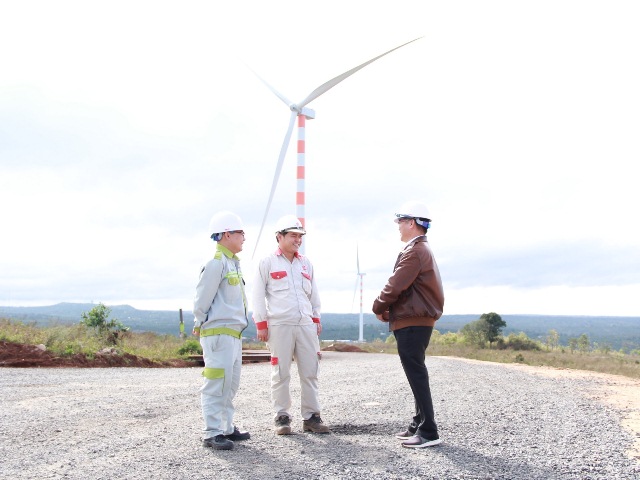 Gấp rút hoàn thành công trình điện gió đầu tiên ở Tây Nguyên