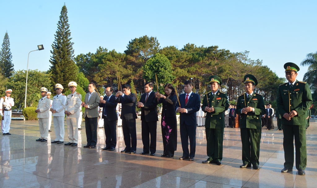 Lễ viếng Nghĩa trang liệt sỹ tỉnh nhân Ngày truyền thống Bộ đội Biên phòng và Ngày Biên phòng toàn dân