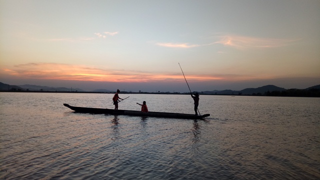 Nét đẹp thuyền độc mộc trên hồ Lắk.