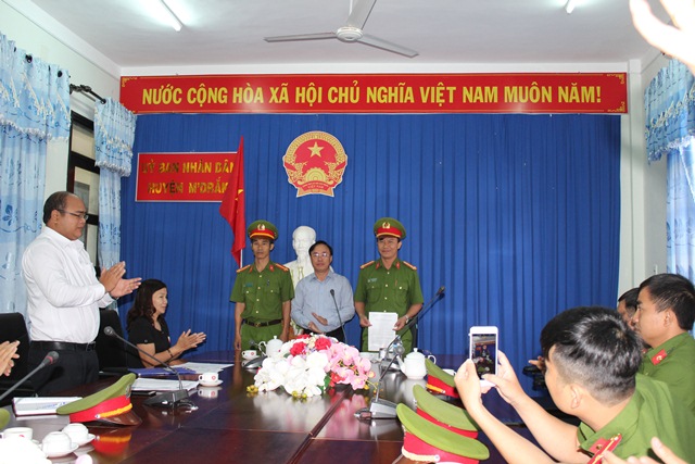 Khen thưởng đột xuất cho Đội Cảnh sát hình sự, kinh tế và ma túy Công an huyện M’Đrắk (Đắk Lắk)