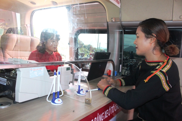 Trên 5,6 tỷ đồng cho vay qua điểm giao dịch bằng xe ô tô chuyên dùng tại  Agribank Đắk Lắk