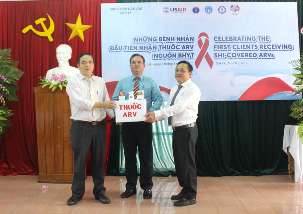 20 bệnh nhân HIV/AIDS đầu tiên nhận thuốc ARV từ nguồn BHYT