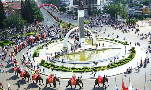 Người dân và du khách háo hức chờ tham gia Lễ hội đường phố tại Lễ hội cà phê lần thứ 7/2019.