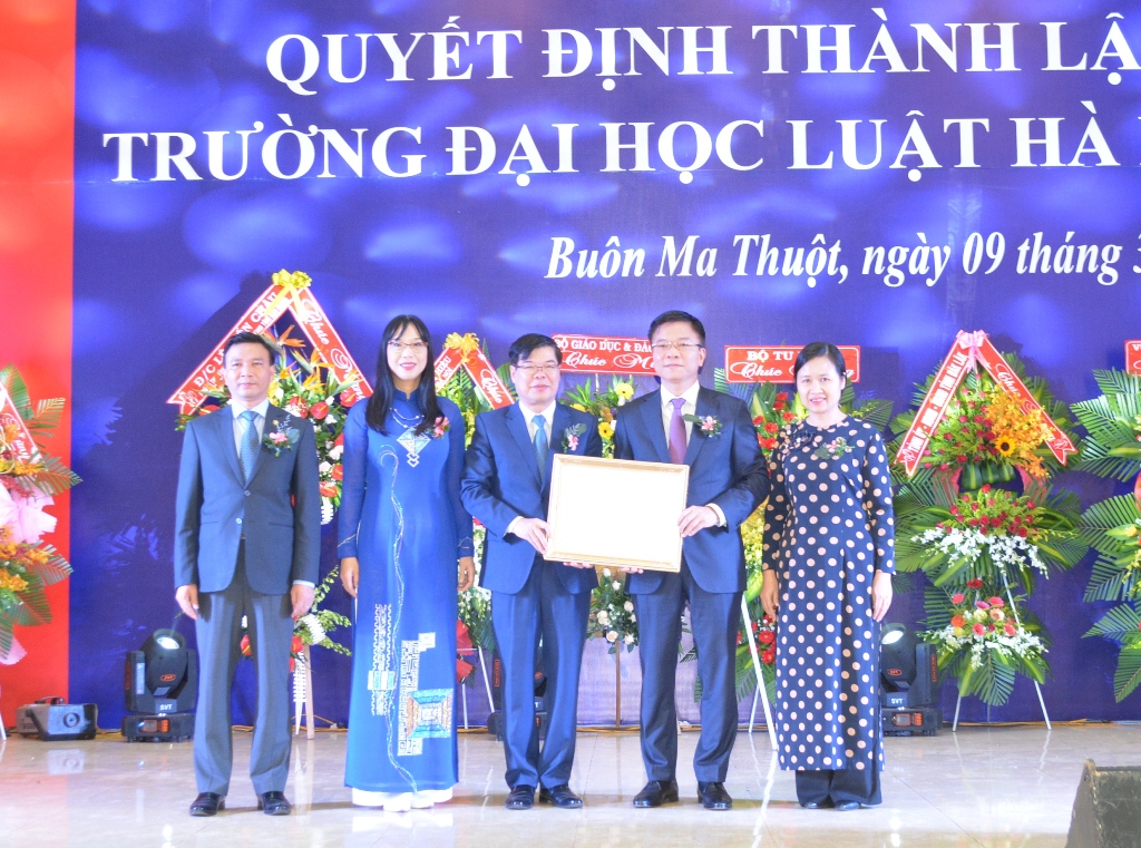 Lễ công bố Quyết định thành lập Phân hiệu Trường Đại học Luật Hà Nội tại Đắk Lắk