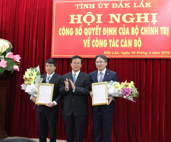 Công bố và trao quyết định của Bộ Chính trị về công tác cán bộ