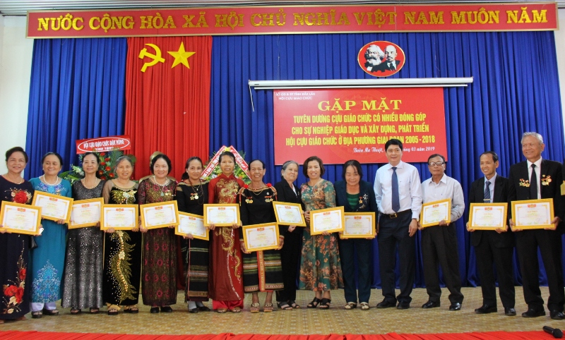 Gặp mặt, tuyên dương cựu giáo chức có nhiều đóng góp cho sự nghiệp giáo dục và đào tạo