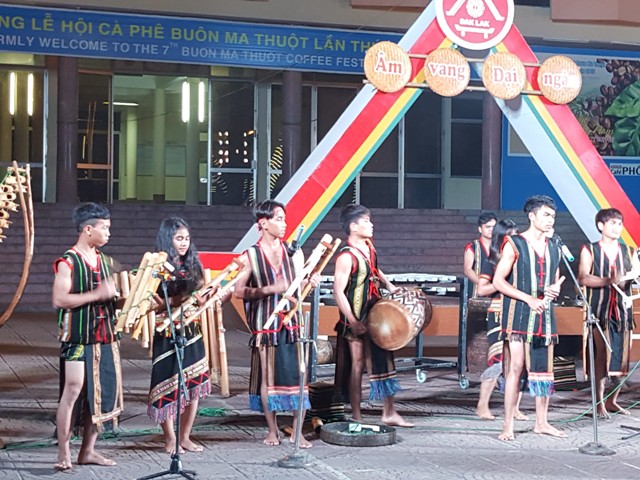 Biểu diễn nghệ thuật dân gian phục vụ khách mùa lễ hội