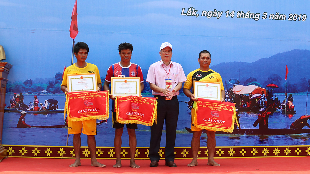 Sôi nổi Hội đua thuyền độc mộc trên hồ Lắk