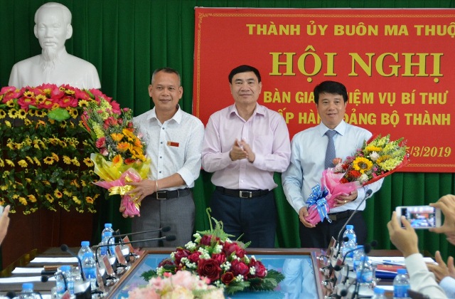 Hội nghị bàn giao nhiệm vụ Bí thư Ban chấp hành Đảng bộ thành phố Buôn Ma Thuột