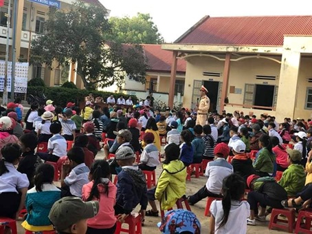 Hội LHPN huyện Krông Ana phối hợp tuyên truyền, phổ biến pháp luật về an toàn giao thông cho các em học sinh