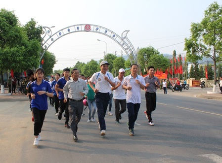 Thị trấn M’Đrắk tổ chức Ngày chạy Olympic vì sức khỏe toàn dân