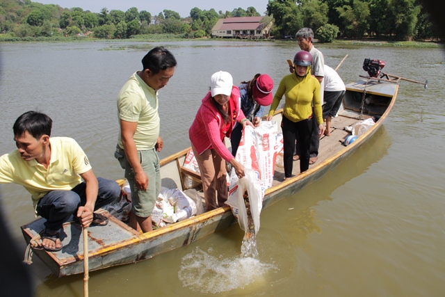 Thả 21.000 con cá giống bổ sung nguồn lợi thủy lợi tại huyện Lắk