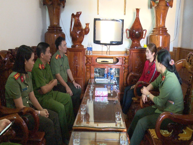 Công an tỉnh trao hỗ trợ cho cán bộ mắc bệnh hiểm nghèo