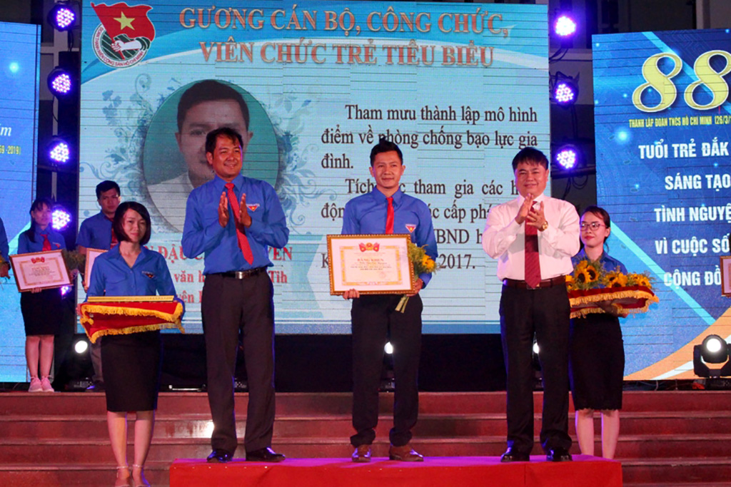 20 outstanding young officials, civil servants and public employees honored in 2019