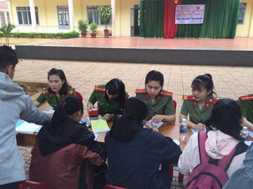 Chi đoàn Công an huyện Cư Kuin thực hiện “Ngày chủ nhật tình nguyện”