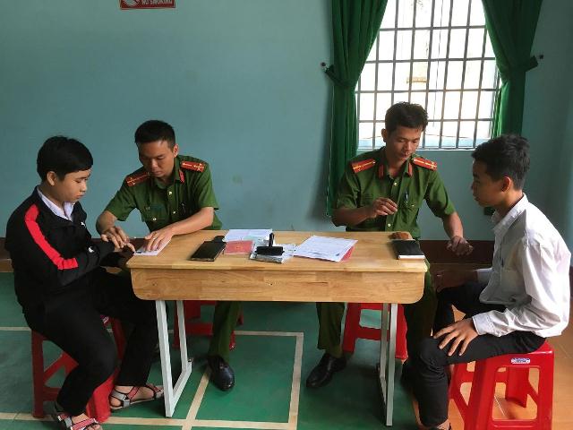 Đoàn cơ sở Công an huyện Buôn Đôn làm chứng minh nhân dân lưu động cho hơn 200 học sinh THPT