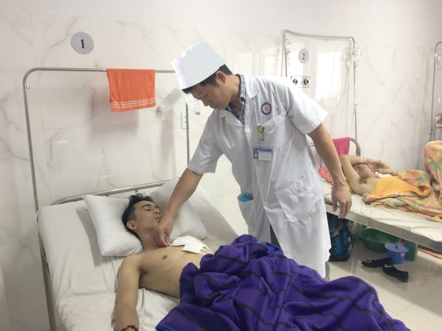Cứu sống một bệnh nhân bị dao đâm thủng tim, thủng phổi