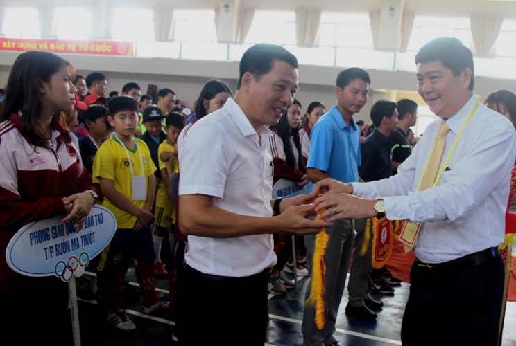 Gần 600 vận động viên tham dự giải bóng đá, bóng ném học sinh phổ thông năm 2019