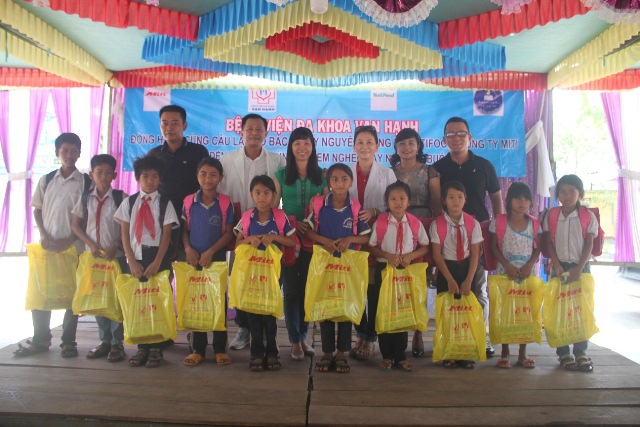 Khám, cấp phát thuốc miễn phí cho 300 người dân xã Krông Na, huyện Buôn Đôn