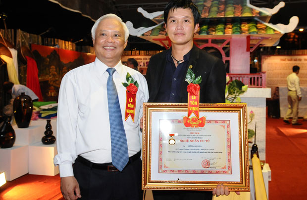 Tổ chức Lễ trao tặng danh hiệu “Nghệ nhân nhân dân”, “Nghệ nhân ưu tú”